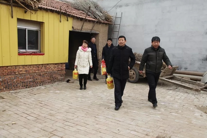 3 党委副书记张中学带领走访慰问困难群众.jpg