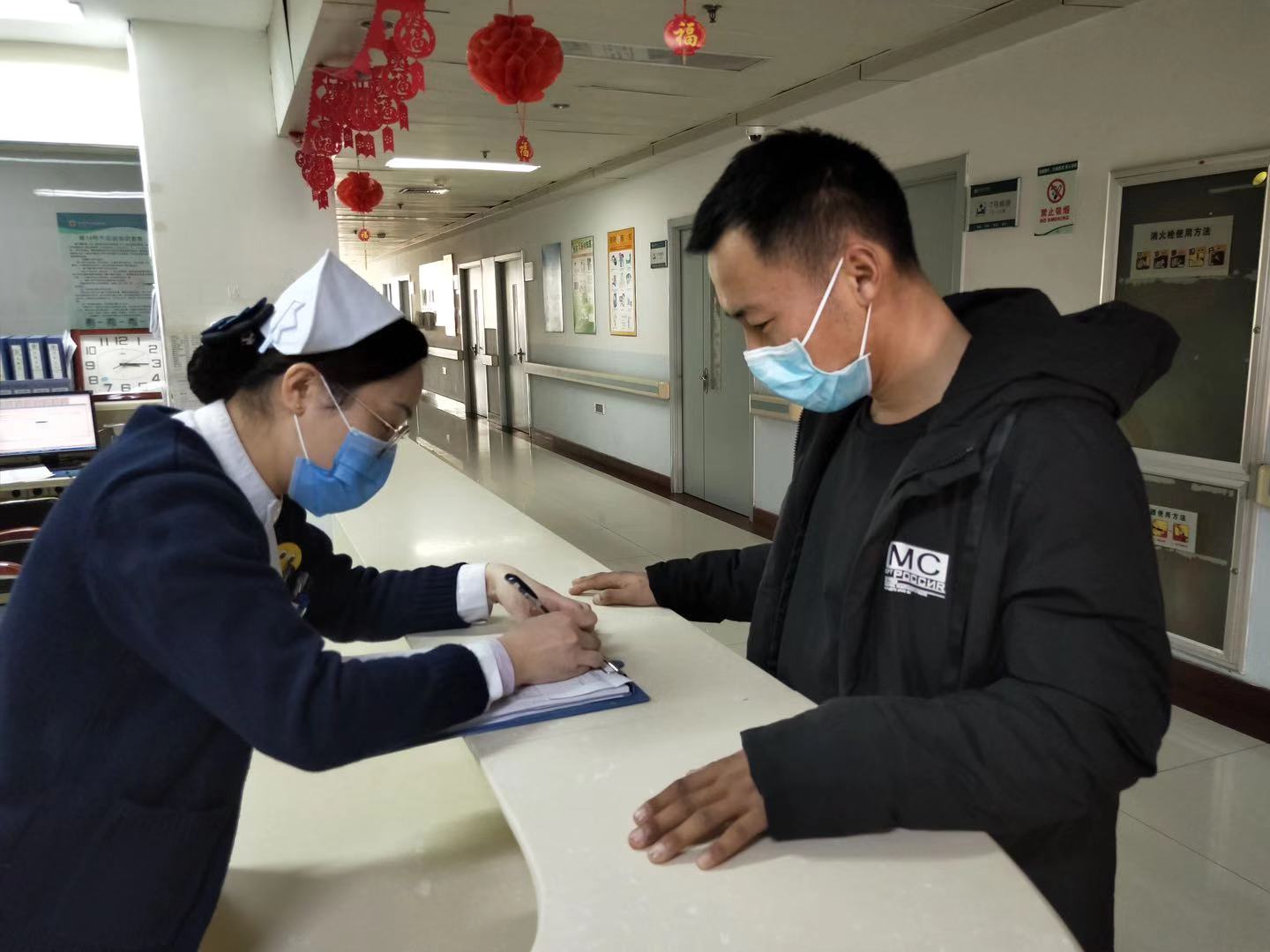 消化内科一病区,陪护人做好登记.jpg 消化内科一病区,陪护人做好登记.jpg